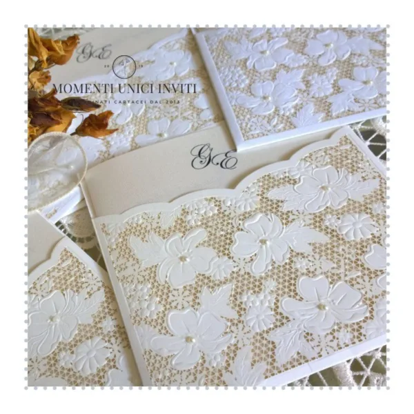 Partecipazione elegante taglio laser momenti unici inviti - fiori a rilievo