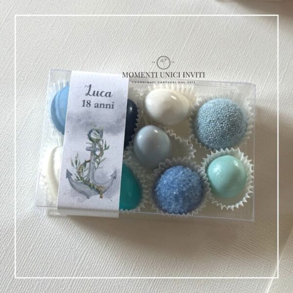 momenti unici inviti box degustazione 9 confetti 18 compleanno ragazzo 01