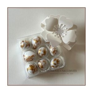 momenti unici inviti - box degustazione 9 confetti su pirottino con fiore confetti polvere oro mucci total white