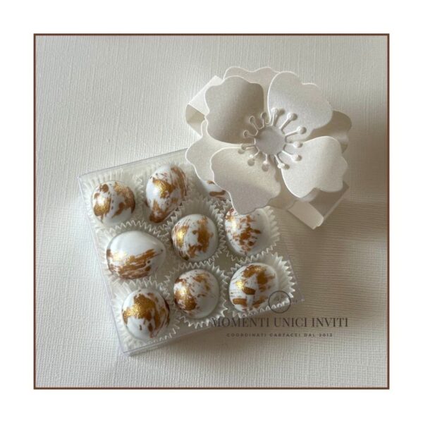 momenti unici inviti - box degustazione 9 confetti su pirottino con fiore confetti polvere oro mucci total white