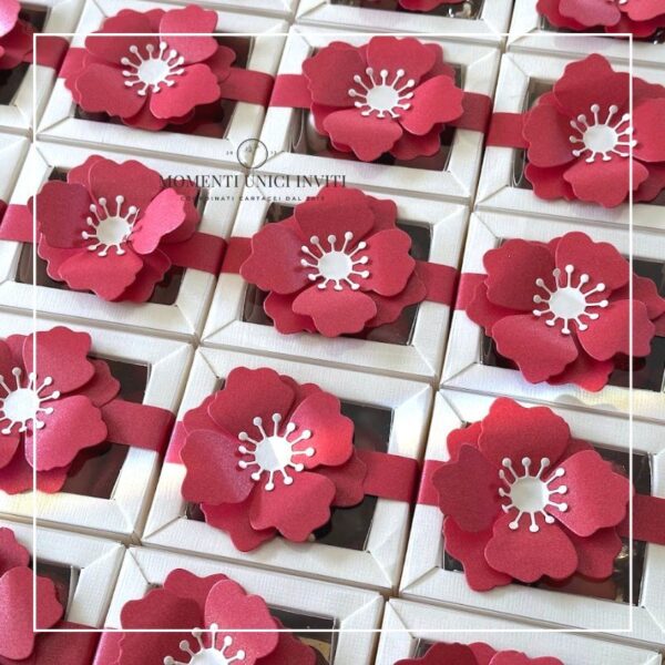 momenti unici inviti box degustazione confetti con fiore rosso laurea 2 scomparti