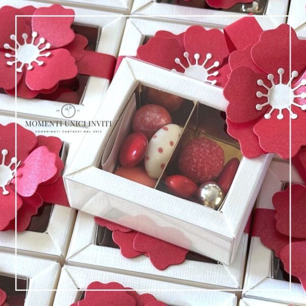 momenti unici inviti box degustazione confetti con fiore rosso laurea 2 scomparti