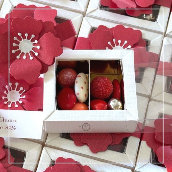 momenti unici inviti box degustazione confetti con fiore rosso laurea 2 scomparti