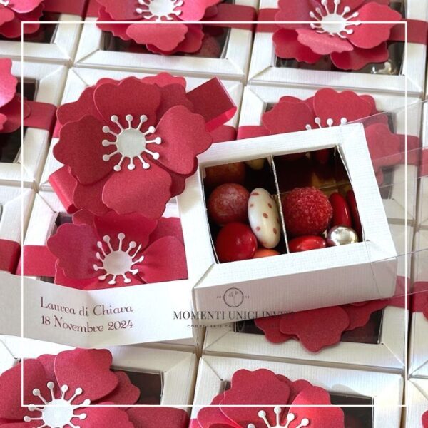 momenti unici inviti box degustazione confetti con fiore rosso laurea 2 scomparti