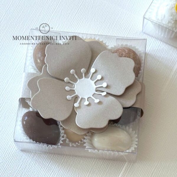 momenti unici inviti - box degustazione confetti con fiore beige