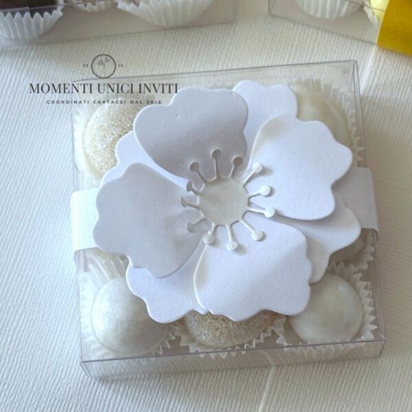 momenti unici inviti - box degustazione confetti con fiore bianco