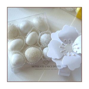 momenti unici inviti - box degustazione 9 confetti con fiore bianco cresima