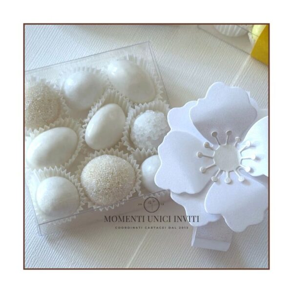 momenti unici inviti - box degustazione 9 confetti con fiore bianco cresima